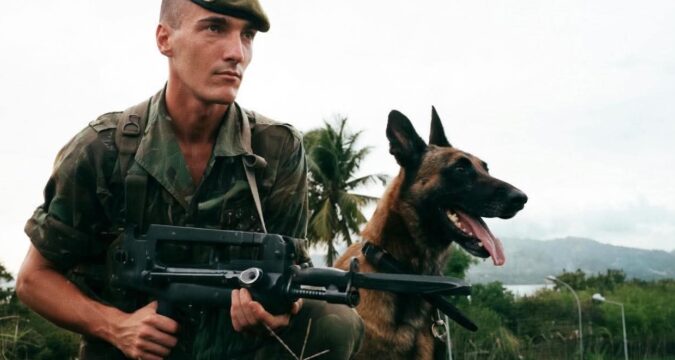 Отдельный отряд на острове Майотта (DLEM), 1994г. Легионер и его четырехлапый друг.